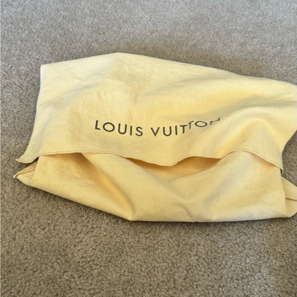 Louis Vuitton: Tivoli Leather Handbag - Picture 10 of 10